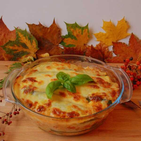 Lasagne z cukinii z mięsem z kurczaka i odchudzonym beszamelem. 