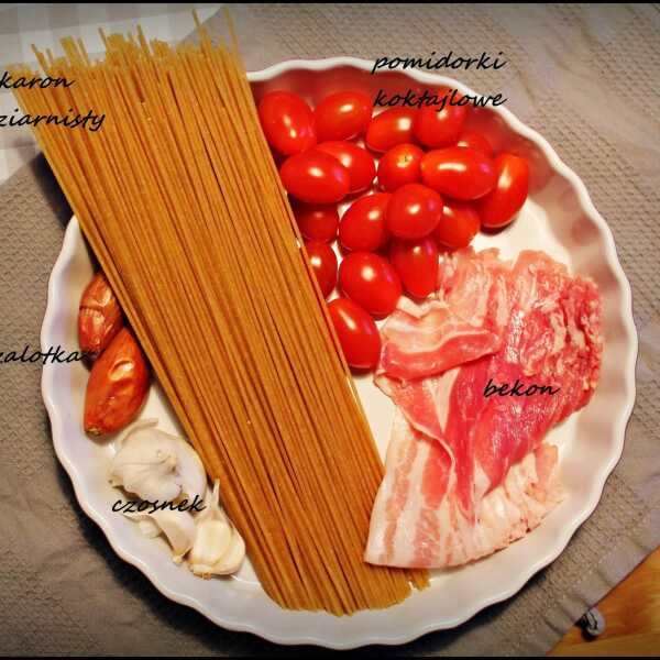 Spaghetti z bekonem i pomidorkami koktajlowymi
