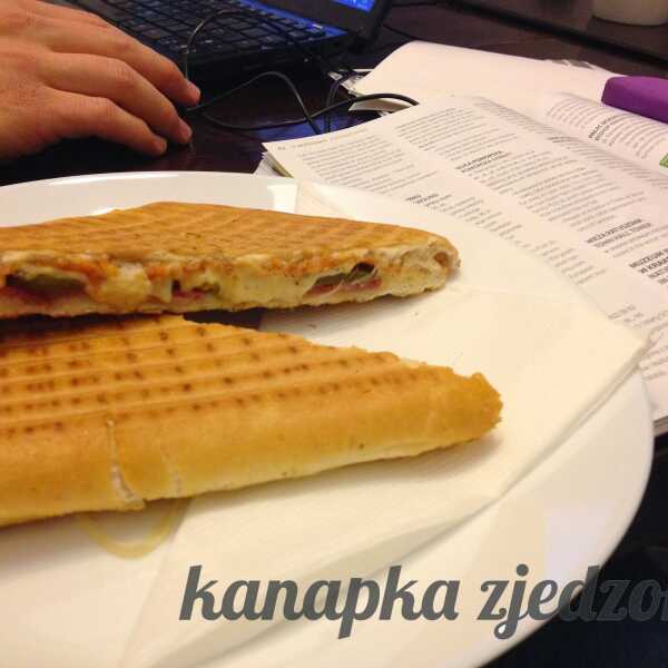 Ostre panini w barze przy hostelu w mieście Kraków