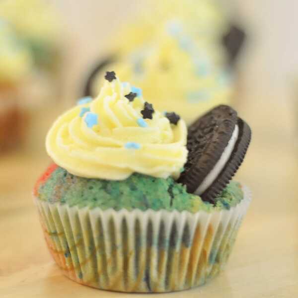 Tęczowe waniliowe cupcakes z maślanym kremem i Oreo