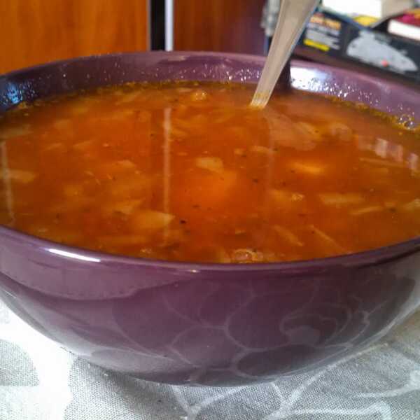 Zupa z zielonej soczewicy i pomidorów.