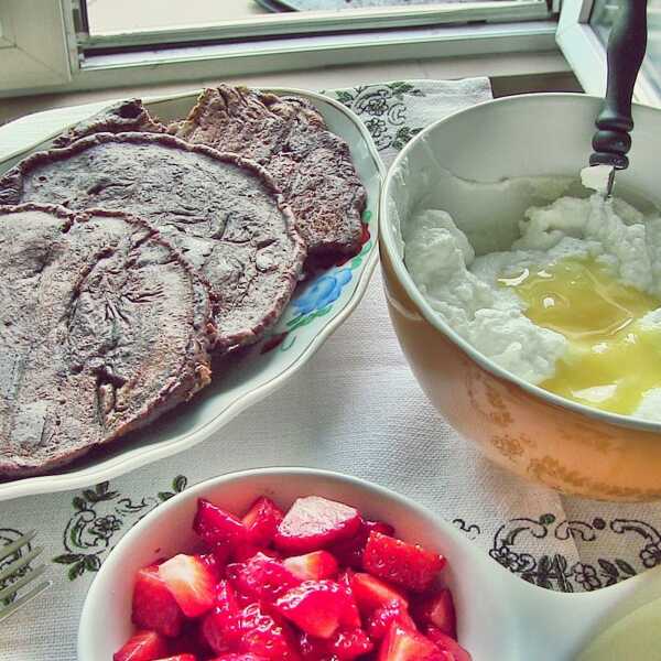 Ciemne placuszki z owocami i serkiem ricotta