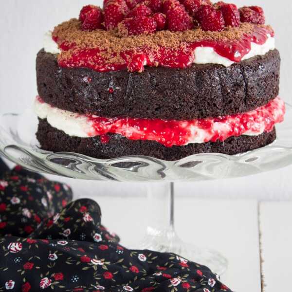 Tort czekoladowo-śmietankowy z frużeliną i malinami na urodziny