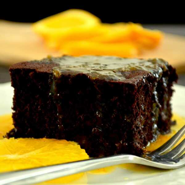 Ciasto czekoladowe z sosem pomarańczowym.