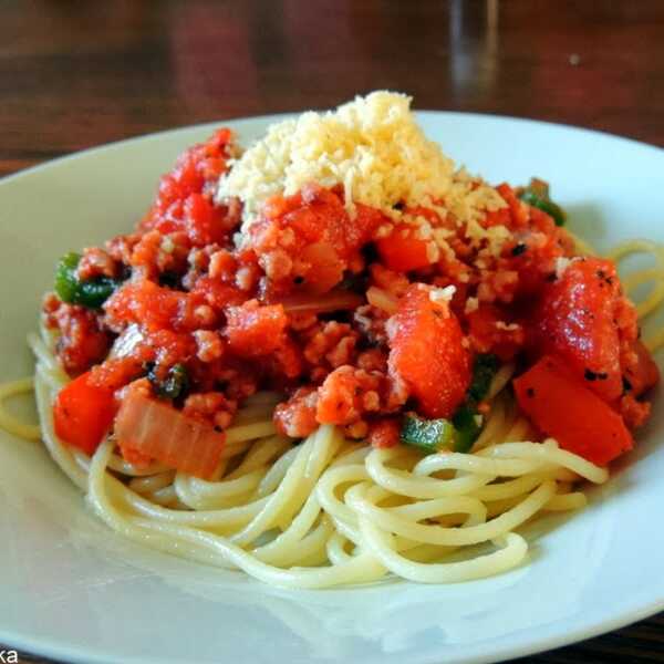 Spaghetti z pomidorami, papryką i mięsem mielonym