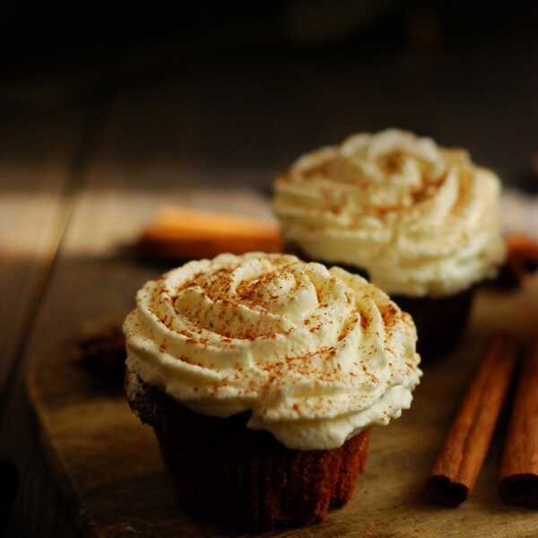 Babeczki cynamonowe z syropem klonowym / Cinnamon cupcakes with maple syrup icing