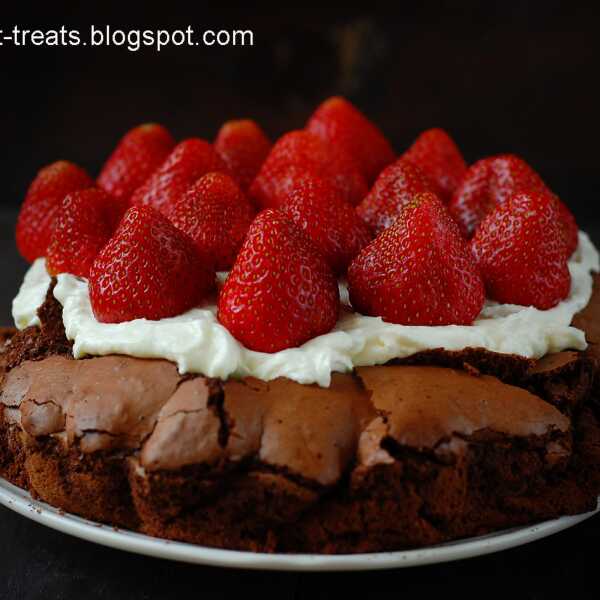 Ciasto czekoladowe z kremówką i trukawkami / Chocolate Cloud Cake with strawberries