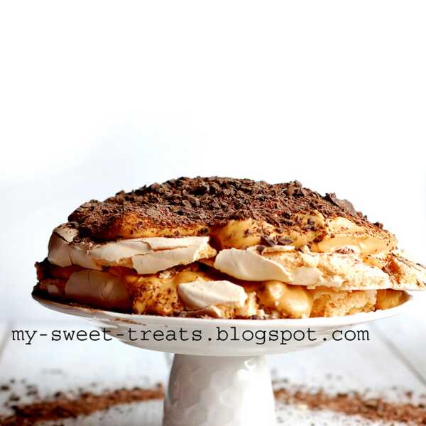 Delikatny tort bezowy z masą karmelową i suszonymi figami / Layered Pavlova with carmel cream and figs