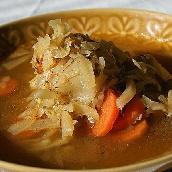 Marchwiowo- kapuściana zupa z nutą imbiru i lubczyku.