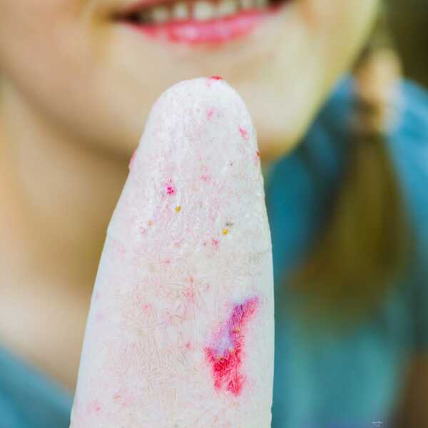 Lody z mrożonych bananów z truskawkami