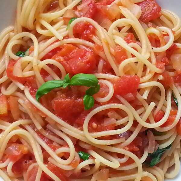 Spaghetti z wytrawnym sosem pomidorowym