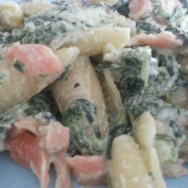 Pasta con spinaci, ricotta e salmone affumicato