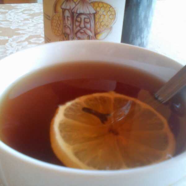 Herbata z miodem i goździkami