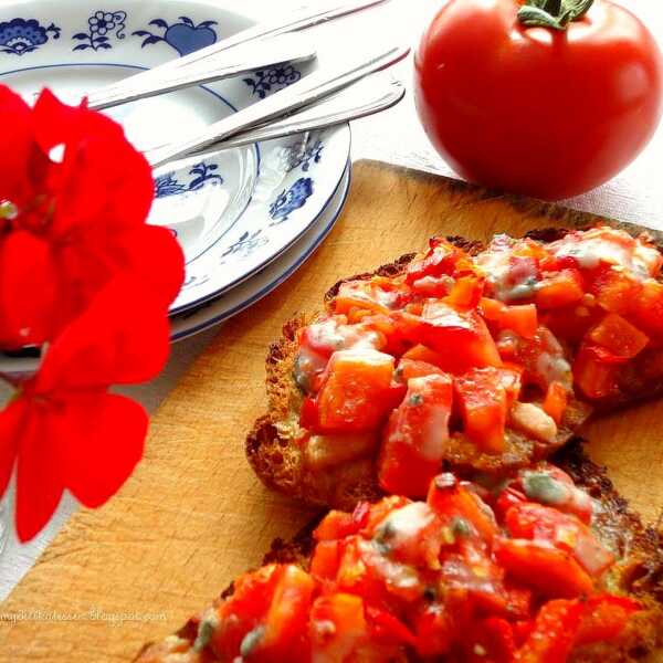 Jedzenie Po Prostu. Bruschetta ze słodkimi pomidorami i gorgonzolą.