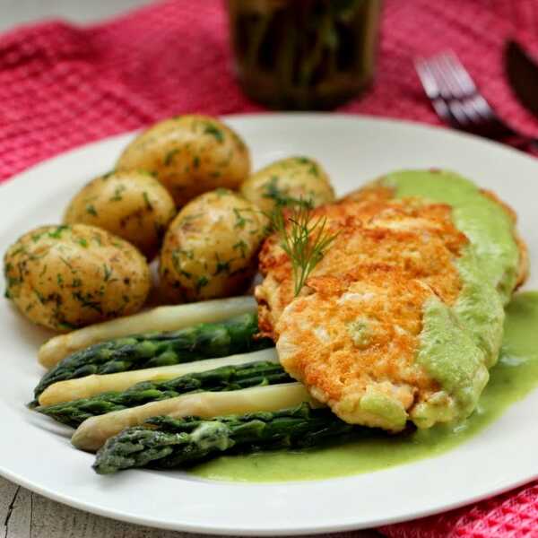 Kurczak w parmezanie smażony na oleju rzepakowym, z sosem szparagowym, szparagami i młodymi ziemniaczkami