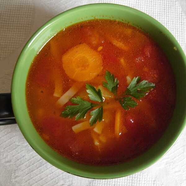 Włoska zupa pomidorowa z makaronem