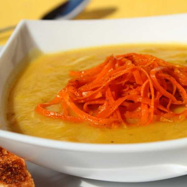 Zupa dyniowa z marchewkowym 'makaronem'
