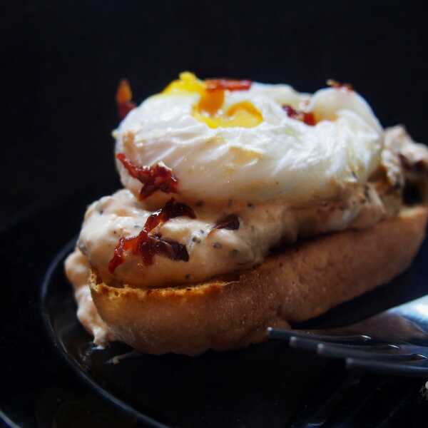 Śniadanie prawie idealne ( jajko + tost + pasta z serka i suszonych pomidorów )