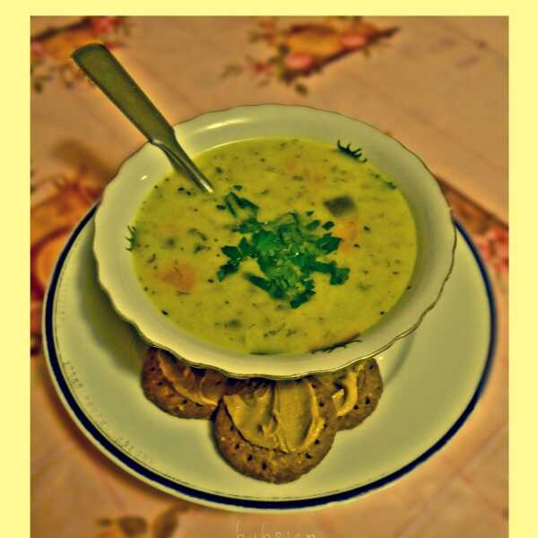 Jesienna zupa groszkowo-czosnkowa z masłem orzechowym. / Autumn pea-garlic soup with peanut butter.