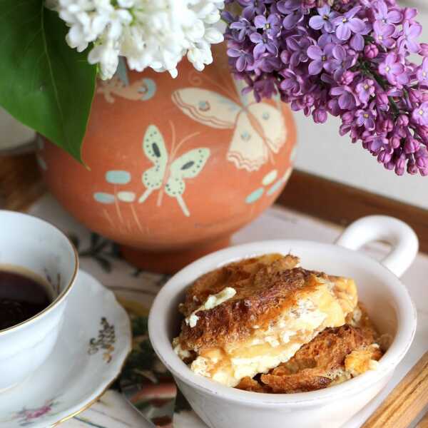 śniadaniowy pudding z croissantów