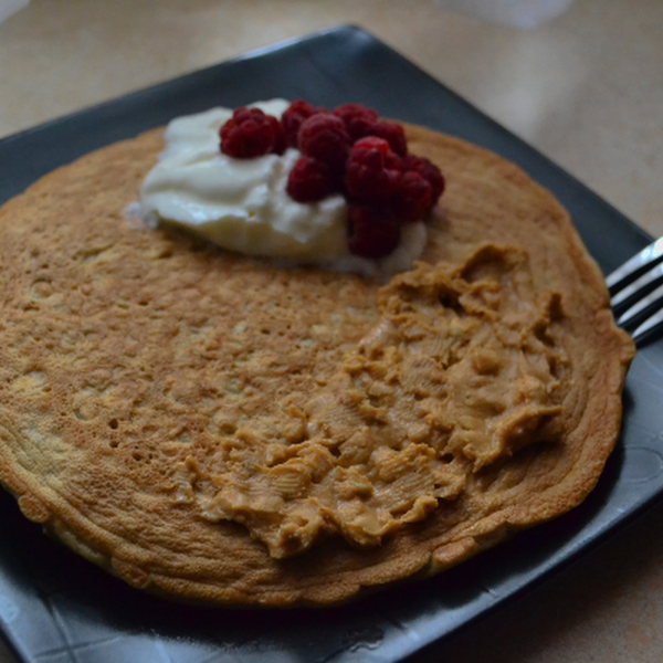 Owsiany omlet z masłem orzechowym.