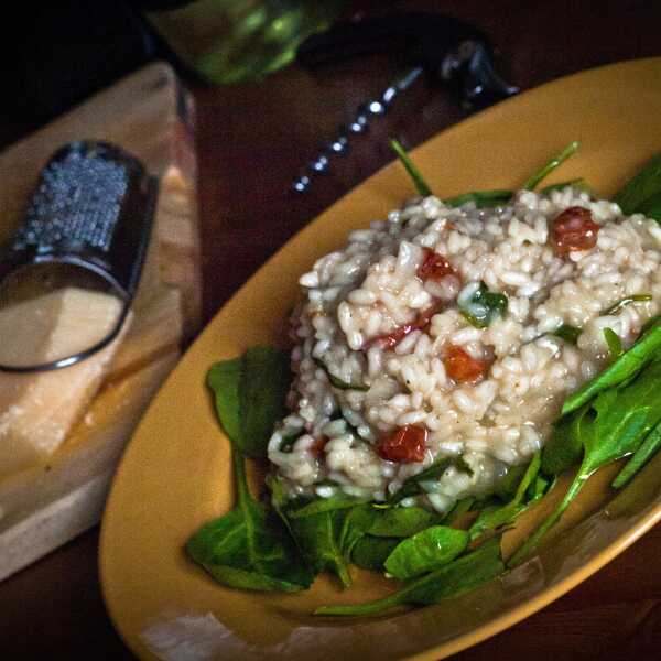 Risotto ze szpinakiem i suszonymi pomidorami