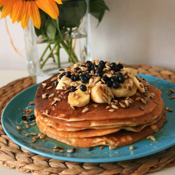 Pancakes z miodem mniszkowym, bananami, jagodami i prażonym słonecznikiem