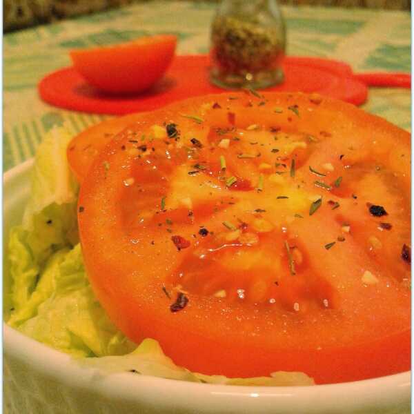 Sałatka z kapusty pekińskiej, pomidora w towarzystwie jajka sadzonego