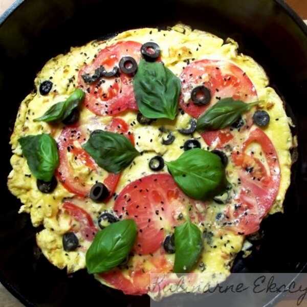 Omlet z pomidorami, oliwkami i czarnuszką