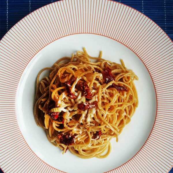 Spaghetti z selerem i suszonymi pomidorami