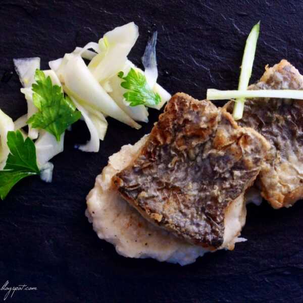 „Miruna patagońska w sosie beurre blanc i piklowanym fenkułem“
