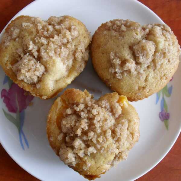 Lukrowane muffinki z brzoskwiniami i kruszonką