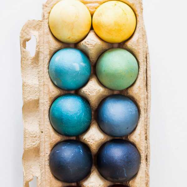 Jaja malowane naturalnymi barwnikami DIY.