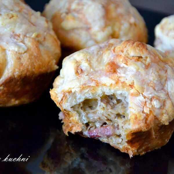 Muffiny z ciasta francuskiego z pieczarkami serem i boczkiem