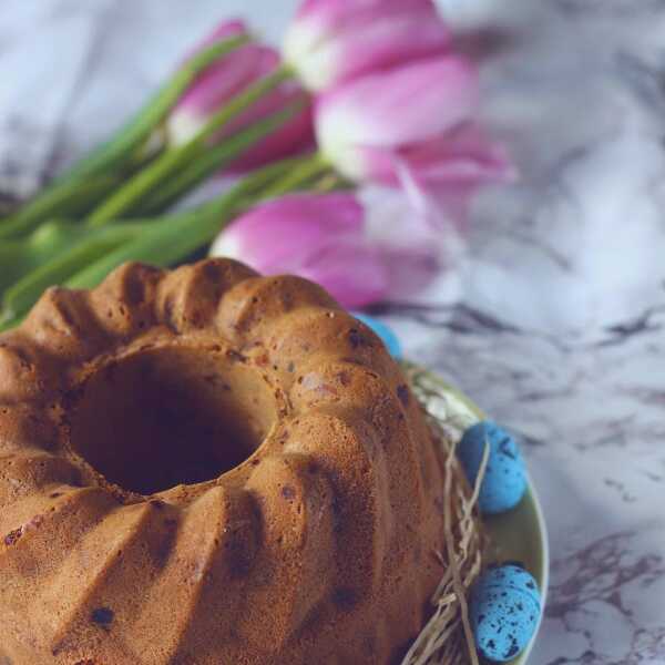 Babka z orzechami włoskimi, skórką pomarańczową i rodzynkami