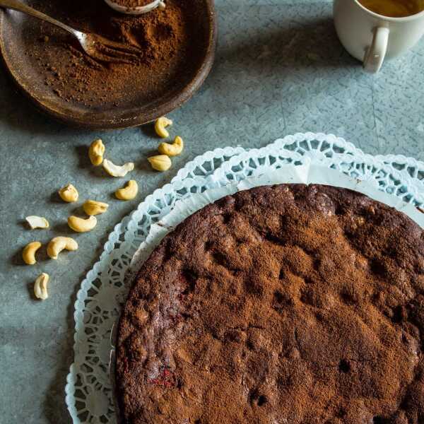 Ciasto czekoladowe a’la Brownie z orzechami nerkowca i malinami.