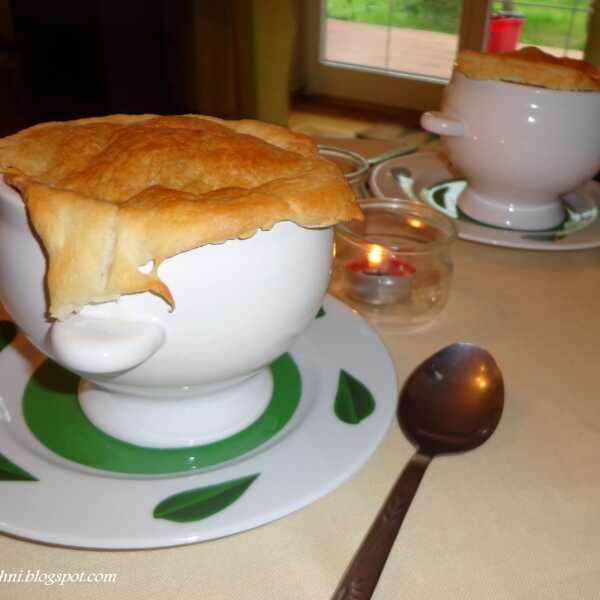 Elegancka zupa na przyjęcia, czyli zupa cebulowa pod pierzynką z ciasta francuskiego