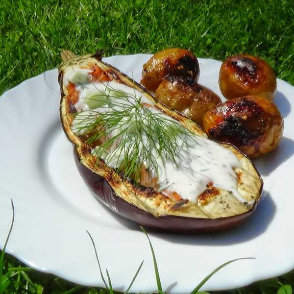 Grillowany łosoś w otoczce z bakłażana z sosem koperkowo-ogórkowym i młodymi ziemniakami.
