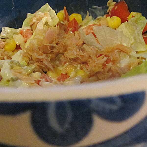 Sałatka z tuńczykiem, ryżem i warzywami 