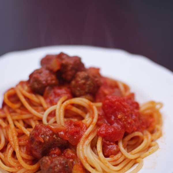 Spaghetti z sosem pomidorowo-warzywnym i klopsikami wołowymi :)