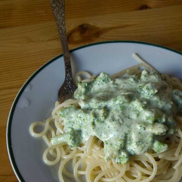 Sos śmietanowy z brokułami i serem pleśniowym. Plus makaronio.