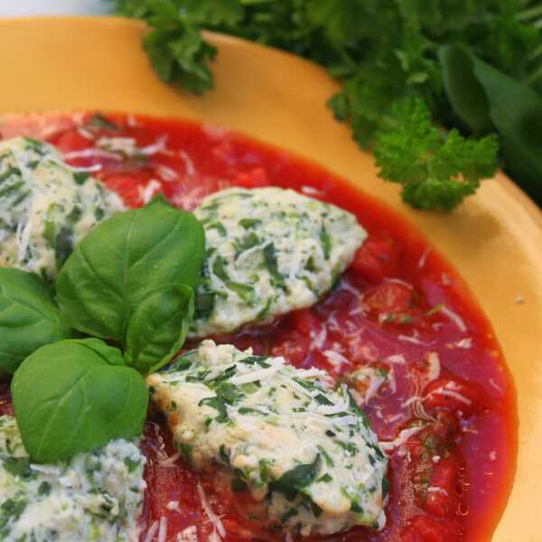 Włoskie kluseczki szpinakowe z ricottą i sosem pomidorowym