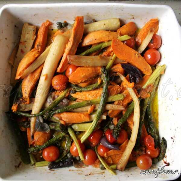 Szparagi zapiekane z warzywami i sosem z kaparów