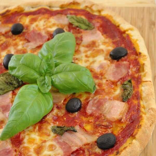 Pizza z boczkiem, mozzarellą i oliwkami