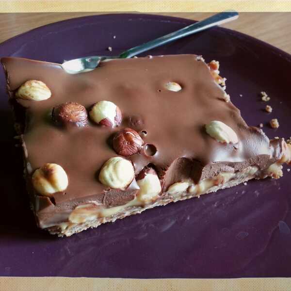 Tarta czekoladowo-orzechowa, czyli szybka i prosta porcja czekoladowej słodyczy.