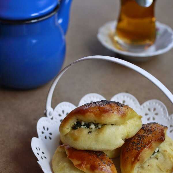 Drożdżowe bułeczki z serem i pietruszką. Peynirli poğaça.