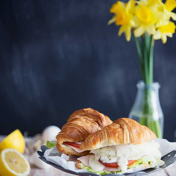 Croissanty z szynką, jajkiem i sosem z sera blue