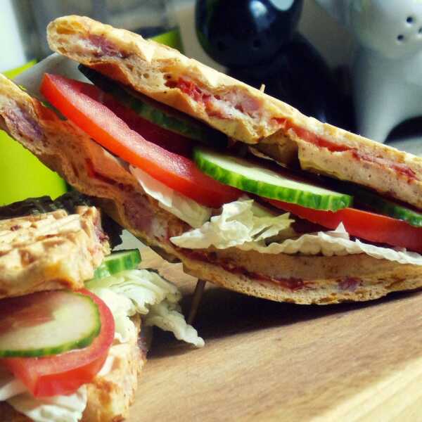 Gofrowy sandwich z szynką, serem i warzywami