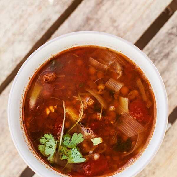 Armatyczna zupa z soczewicą, pomidorami i kolendrą