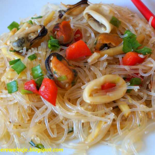 Glass noodles z owocami morza 